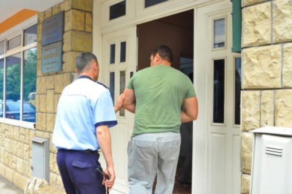Condamnat de două ori pentru conducere fără permis, a făcut prăpăd pe strada Mircea